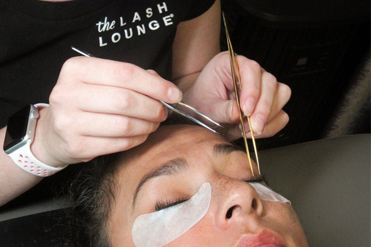 woman getting eyelash extensions